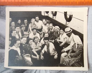 Vecchia foto vintage persone sulla barca. URSS Ucraina Vyshyvanka. Crimea? BW - Foto 1 di 2