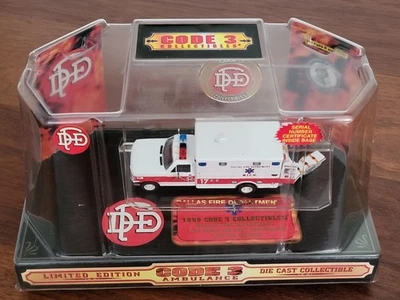 Krankenwagen Modell Code 3 Collectibles Ford Ambulance Dallas Fire Dept.  1:64 - Bild 1 von 4