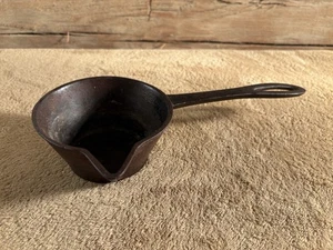 VINTAGE CAST IRON LADLE POUR SPOUT MELTING SMELTING POT DECOR KITCHEN - Picture 1 of 7