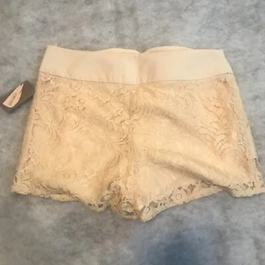 Forever 21 Contemporary Shorts Size M Cream Lace w/ Lining Dressy Side Zip NEW - Picture 1 of 14