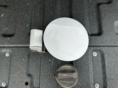 Kia Rio 18-20 sedán 4D OEM puerta de llenado de combustible tapa de gas solapa plateada 4SS 69510H9200 Foto 1 de 4