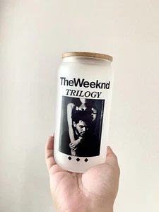 Taza de vidrio inspirada en la trilogía de The Weeknd - Imagen 1 de 2
