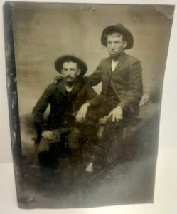 "Antigua foto tipo tinte 2 3/8 X 3 1/4"" dos hombres con sombreros de vaquero amigos/interés gay" - Imagen 1 de 2