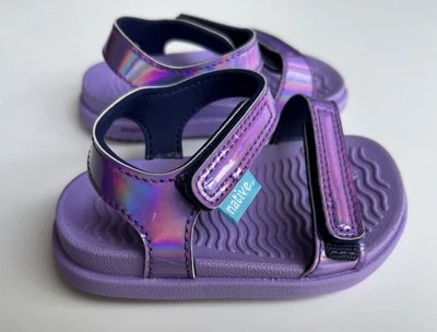 NUEVAS Sandalias Nativas Charley Sugarlite Holograma Niño Pequeño Talla 6 en Púrpura Curativo Foto 1 de 4