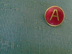 VINTAGE LETTER A ENAMEL PIN BADGE - FATTORINI - Picture 1 of 2