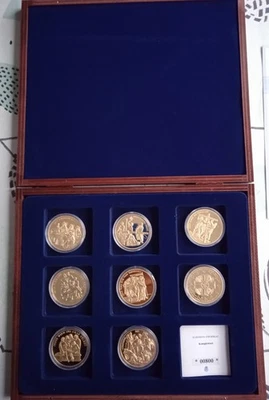 8 Medaillen CU vergoldet  Die Passion Christi  2015  in einer Holz Sammelbox - Bild 1 von 4
