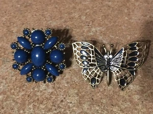 TWO VINTAGE METAL STRETCH RING  BLACK BUTTERFLY & BLUE CLUSTER / WRONGWAY052 - Picture 1 of 6