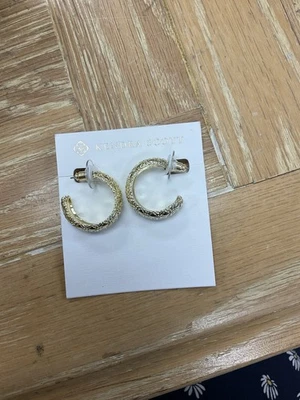 Pendientes de aro Kendra Scott Maggie 1,5" - Filigrana dorada (totalmente nuevos) Foto 1 de 2