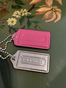 Coach Logo Hängeetiketten - Hot Pink - 3”x1,25” & Silber - 2,5”x1” mit Silberketten - Bild 1 von 5