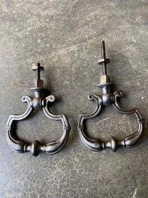 2 ANCIENNES POIGNEES DE TIROIR EN METAL COULEUR ARGENT - Photo 1/2