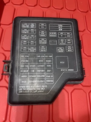 Hyundai Santa Fe 2004-2006 debajo del capó relé de fusibles tapa de caja 91213-26002 usado Foto 1 de 4