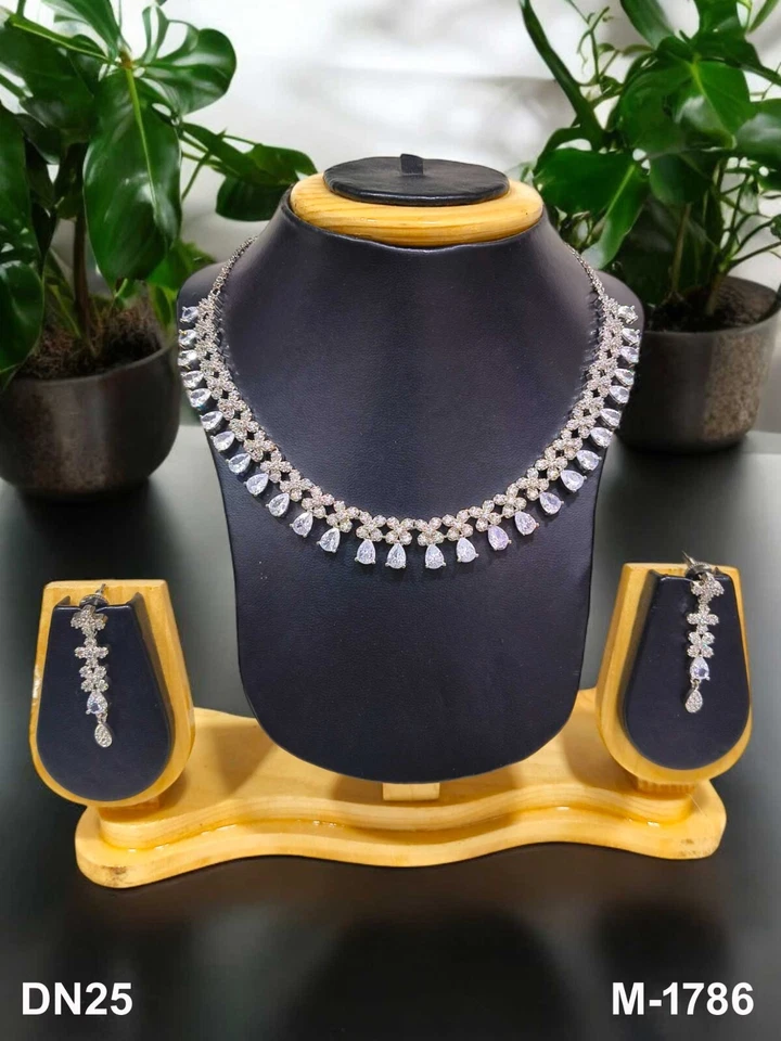Conjunto de collar de joyería nupcial de moda chapado en oro de diseñador estilo Bollywood indio Foto 1 de 1