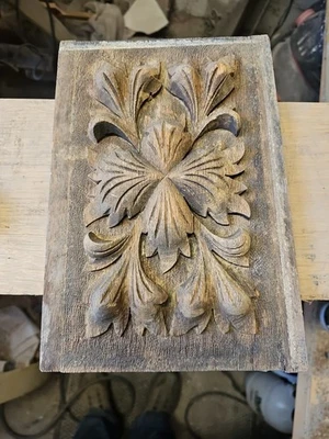 Antiguo panel tallado en roble aserrado en cuartos Foto 1 de 2