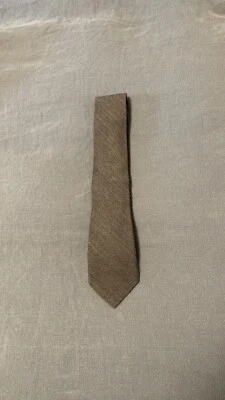 Corbata de lana/seda gris carbón con cuello verde hecha en EE. UU. Foto 1 de 3