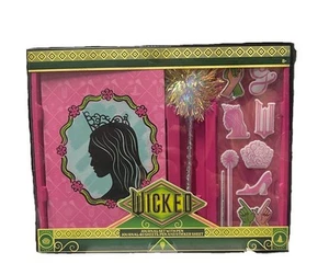 Wicked Glinda Journal Set mit Hardcover - 40 Blatt, Stift & Puffy Aufkleber - NEU - Bild 1 von 2