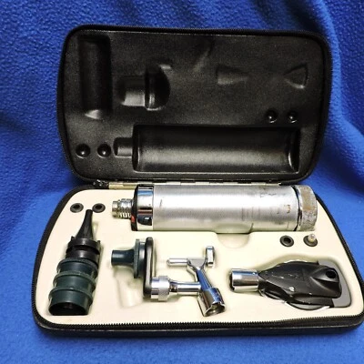 Otoscopio y oftalmoscopio Welch Allyn 20000 de colección con iluminador de garganta Foto 1 de 4