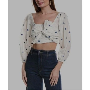 Blusa corta floral bordada con lazo frontal manga larga - Imagen 1 de 9