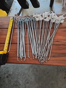 Lote de 43 ganchos de clavija de tablero de clavijas algunos con respaldos de plástico 12" accesorios de tienda minorista - Imagen 1 de 3