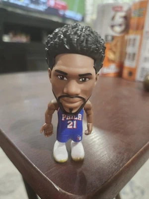 Camiseta suelta Zuru NBA Ballers Serie 1 Joel Embiid 76ers azul con🏀 Foto 1 de 2