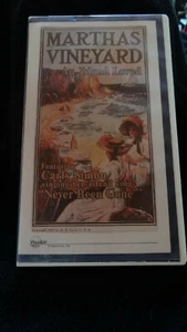 Marthas Vineyard An Island Loved Carly Simon VHS ottime condizioni - Foto 1 di 4