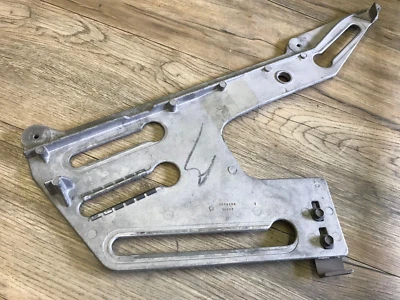 Plymouth Satellite GTX B 1967 carrocería Mopar derecha 1/4 ventana marco de vidrio OEM Foto 1 de 4