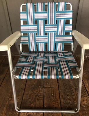 Silla de playa plegable vintage verde blanco púrpura césped blanco brazos palmeados Foto 1 de 4