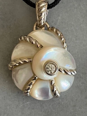 Colgante JUDITH RIPKA de plata de ley 925 blanco madreperla y circonita cúbica concha de mar Foto 1 de 2