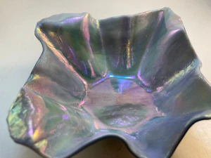 Kunstglas Ofen geformte Rüschenschale.  Irisierendes blaues Interieur mit Streifengrau e - Bild 1 von 8