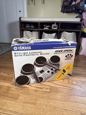 Juego de batería electrónica de percusión digital Yamaha DD-20c con cable de alimentación y palos Foto 1 de 4