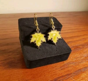 Pendientes Hoja Arce Estilo Retro Esmalte Suave Amarillo Perlado Colgante Gota Nuevos - Imagen 1 de 5