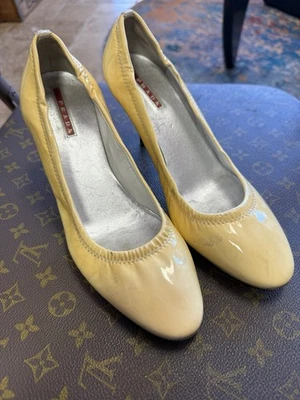 Tacón alto Prada charol rojo mantequilla rayas talla 37 Foto 1 de 4