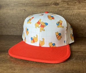 2025 Disney Parks Winnie Puuh AOP Mütze Erwachsene NEU rot weiß Pooh mit Hase - Bild 1 von 7