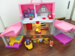 2017 Fisher Price Little People House Sounds Luce Talks 5 Figure & Auto - Foto 1 di 9