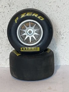 •Dos ruedas blandas usadas para eje trasero/Red-Bull-RB7-F1-Kyosho-DeAgostini. - Imagen 1 de 10