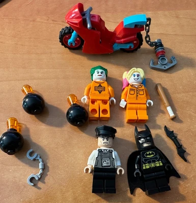 LEGO 76138 Lote de Minifiguras Prisión Mono Harley Quinn Joker Batman Accesorios Foto 1 de 4