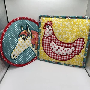 Pioneer Woman 2er Set 100% Baumwolle Gesteppt Bauernhof Tier Untersetzer Huhn Pferd Neu - Bild 1 von 14