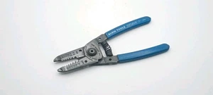 Klein Tools 1011 Cortador pelacables multiusos con resorte abierto - Imagen 1 de 7