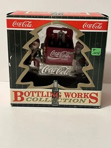COCA COLA 1997 CHRISTMAS ORNAMENT BOTTLE WORKS SCHLITTEN MIT ELFEN UND KISTE COKE - Bild 1 von 6