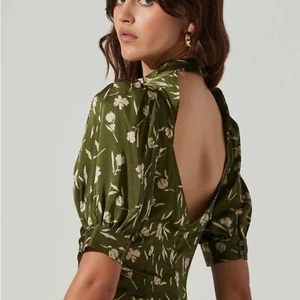 Top ASTR The Label Corte Manga Abullonada Verde Floral Talla XS NUEVO CON ETIQUETAS - Imagen 1 de 6