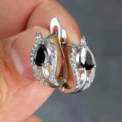 Pendientes de aro de ónix negro creados en laboratorio corte pera enchapados en oro blanco de 14K Foto 1 de 4