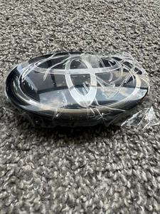 TOYOTA Corolla FRONT GRILLE Emblem Logo Radar 2020/2021/2022 90975-02124 - Picture 1 of 7
