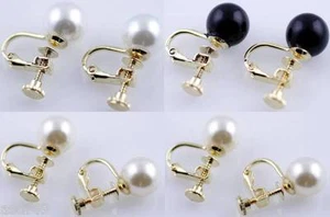 1 par de aretes redondos de perlas de imitación con tornillos en tono dorado blancos, blancos apagados, negros - Imagen 1 de 4