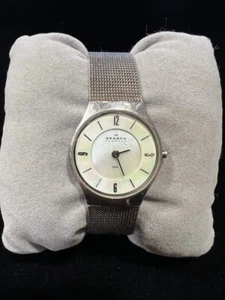 Skagen Dänische Moderne Uhr Edelstahl. Netzriemen MOP Zifferblatt. Neuer Akku - Bild 1 von 5