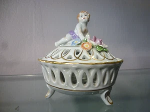 PMP Plaue Porzellan Durchbruch Deckeldose 20.Jahrh. mit liegender Kindsfigur - Bild 1 von 8