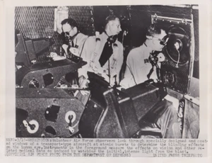 1958 Pressefoto Freiwilliger US Air Force Beobachter Test Atombombe Flugzeug Fenster - Bild 1 von 2