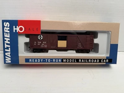 Walthers 932-2121 HO ATSF 40' Wood Box Car w/Grain Door w/Box - Image 1 of 4