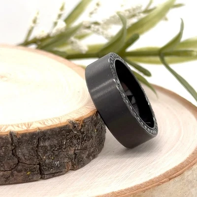 Anillo unisex ligero con incrustación de diamantes de circonita cúbica banda pulida de titanio cepillado de 8 mm Foto 1 de 4