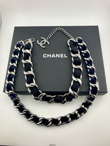 Collana catena in peltro Chanel con nastro di velluto nero e blu navy CH282