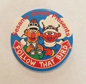 Vintage Sesamstraße Geschenke Follow that Bird - Flieger Ernie & Bert Pinback - Bild 1 von 3