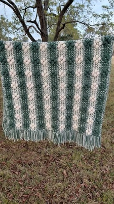 Afgano. Doble hilo ganchillo a mano. Bosque Grren/Blanco roto. 38 pulgadas. x 56 pulgadas. Foto 1 de 4